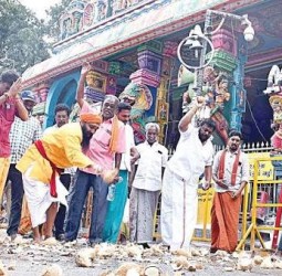 தீபத்தூணில் தீபம் ஏற்றலாம் என்ற தீர்ப்பை வரவேற்று கோயிலில் தேங்காய் உடைத்த மனுதாரர்