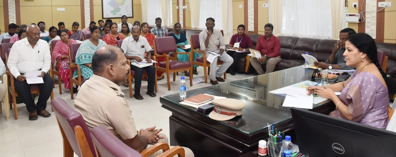 பொங்கல் பரிசுத் தொகுப்பு வழங்குவது தொடர்பாக கலெக்டர் கலைச்செல்வி ஆலோசனை