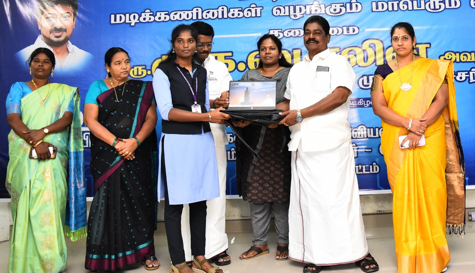 கரியம்பட்டி அரசு கலை மற்றும் அறிவியல் கல்லூரியில் மாணவர்களுக்கு மடிக்கணினி