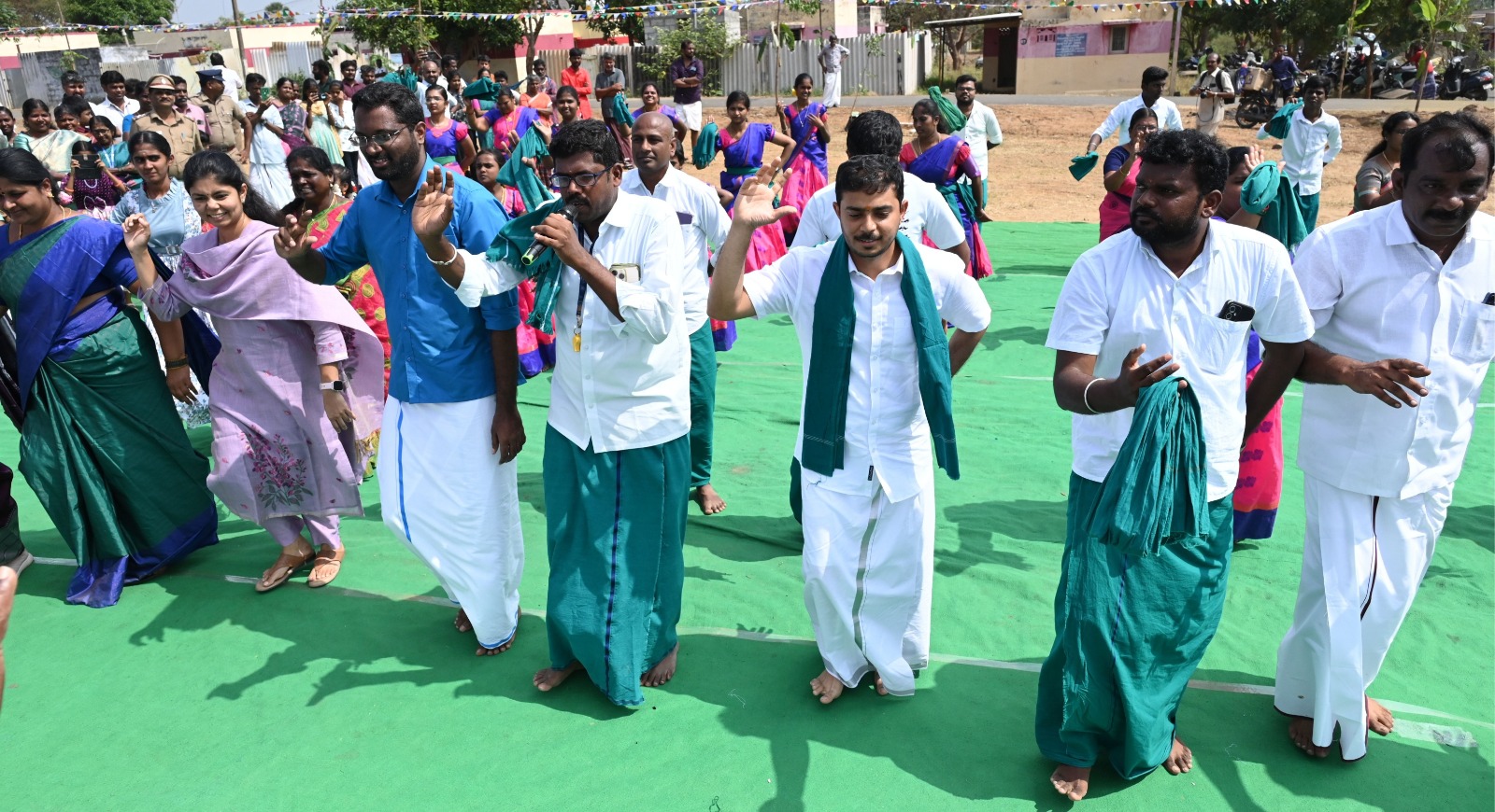 கிணத்துக்கடவு ஒன்றியம் வடசித்தூர் பெரியார்நினைவு சமத்துவபுரத்தில் நேற்று நடந்த சமத்துவ பொங்கல்