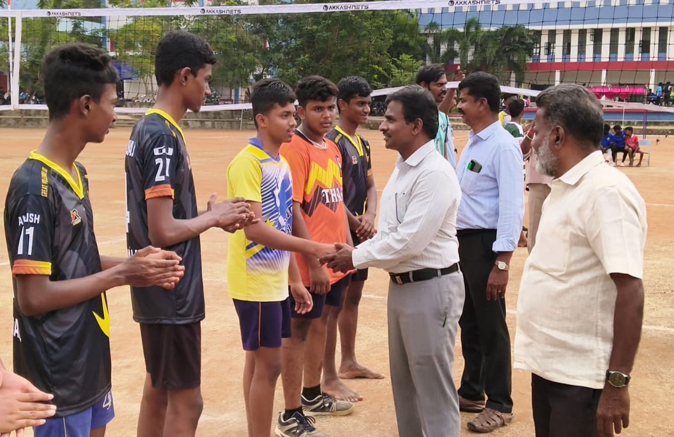 வாடிப்பட்டியில் கபாடி வாலிபால் விளையாட்டு போட்டிகள் தாசில்தார்ராமச்சந்திரன் தொடக்கி வைத்தார்