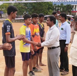 வாடிப்பட்டியில் கபாடி வாலிபால் விளையாட்டு போட்டிகள் தாசில்தார்ராமச்சந்திரன் தொடக்கி வைத்தார்