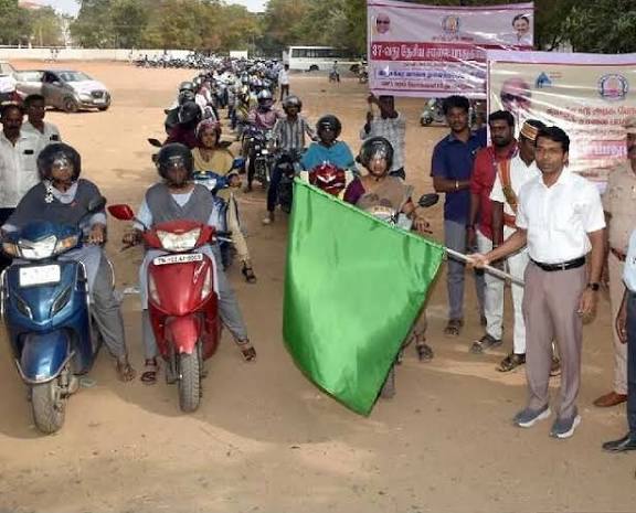 விழுப்புரத்தில் இருசக்கர வாகன விழிப்புணர்வு பேரணி: கலெக்டர் ஷேக் அப்துல் தொடங்கி வைத்தார்