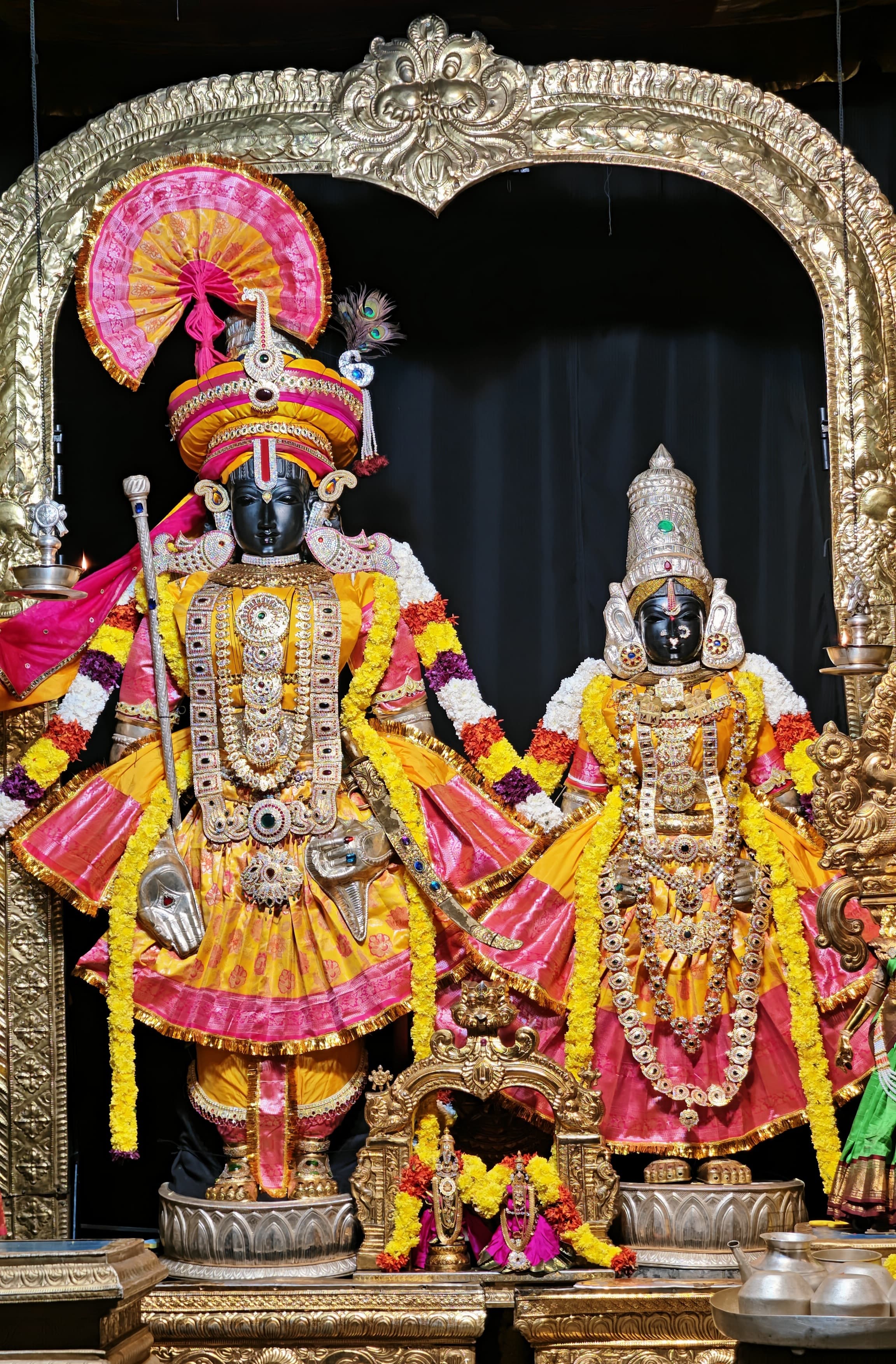 ஆங்கில புத்தாண்டையொட்டி இராஜ அலங்காரத்தில் பக்தர்களுக்கு காட்சி