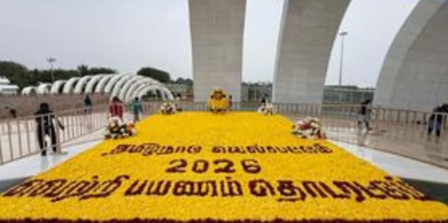 கருணாநிதி நினைவிடத்தில் பூக்களால் 2026 வெற்றி பயணம் தொடரட்டும்