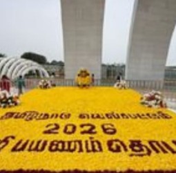 கருணாநிதி நினைவிடத்தில் பூக்களால் 2026 வெற்றி பயணம் தொடரட்டும்