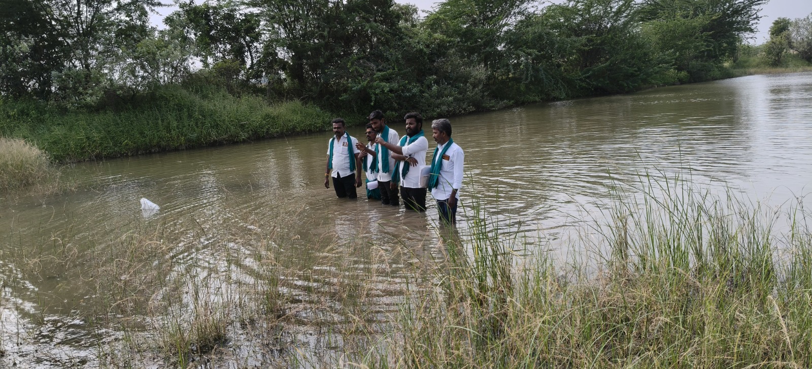 ஓடையில் இறங்கி விவசாயிகள் போராட்டம்