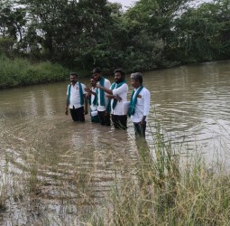 ஓடையில் இறங்கி விவசாயிகள் போராட்டம்