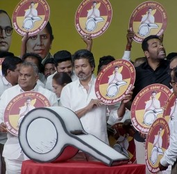 விசில் சின்னத்தை அறிமுகம்செய்த கட்சியின் தலைவர்