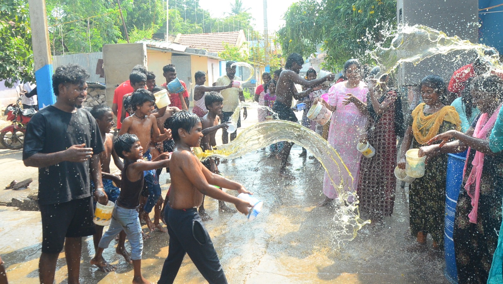 மஞ்சள்நீரை ஊற்றி கொண்டாடிய அப்பகுதி மக்கள்
