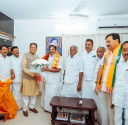 பழனிசாமியை பாஜக தேர்தல் பொறுப்பாளர் பியூஸ்கோயல் நேற்று சந்தித்துப் பேசினார்