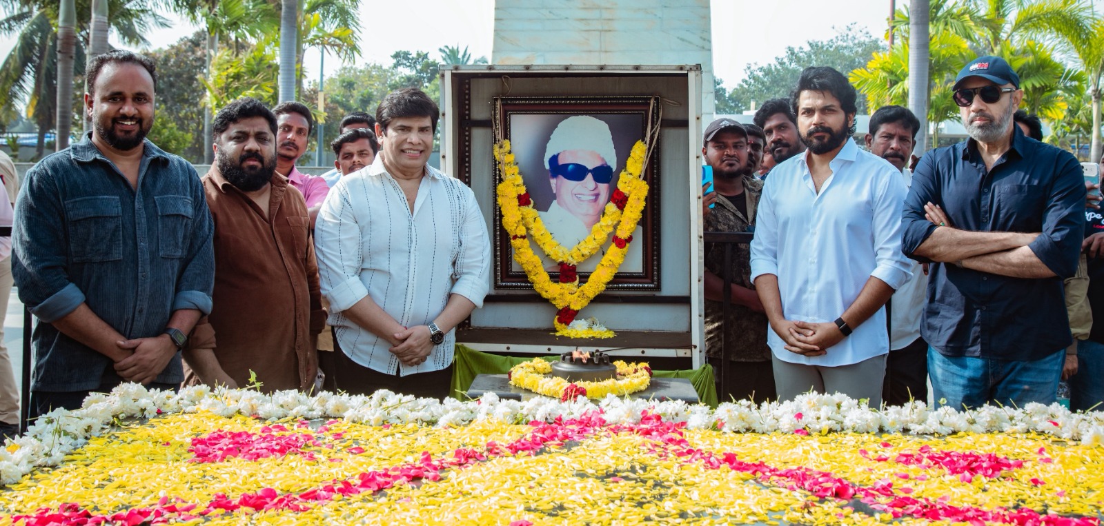 எம்ஜிஆர் சமாதியில் நடிகர்கள் கார்த்தி,சத்யராஜ், ஆனந்தராஜ் மலர்வளையம்