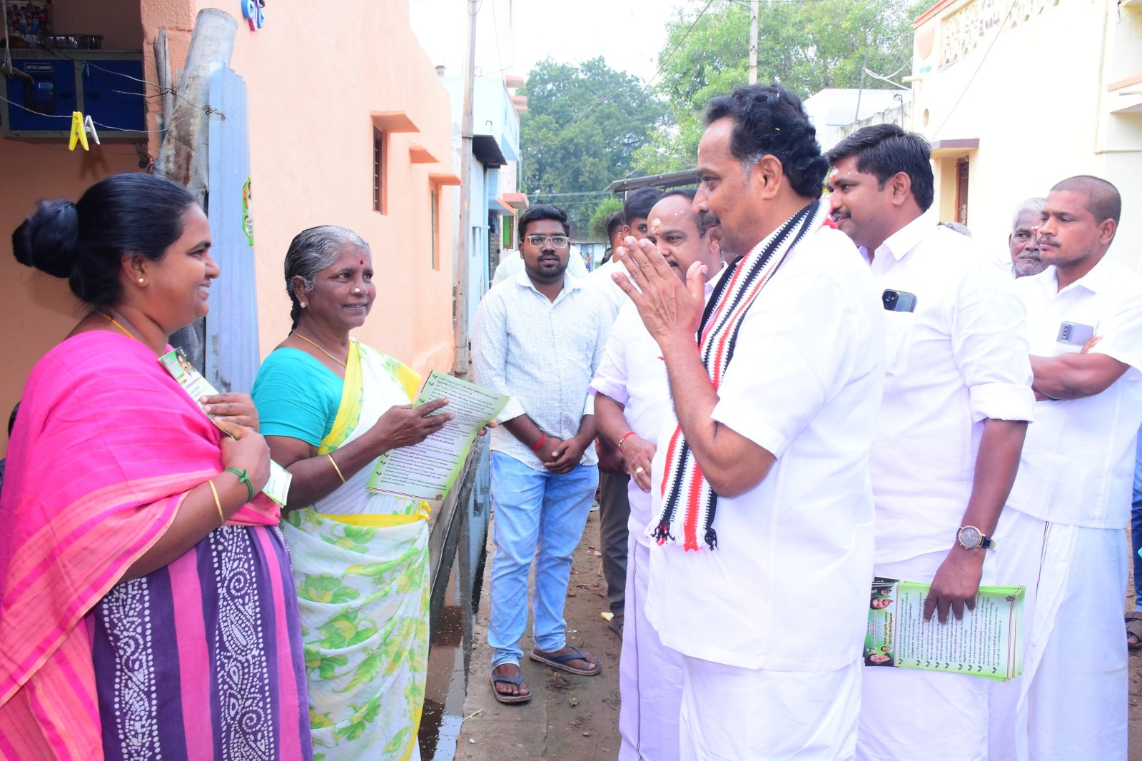 எம்ஆர் விஜயபாஸ்கர் நேற்று முதல் வீடு வீடாக சென்று பிரசாரத்தை துவக்கினார்