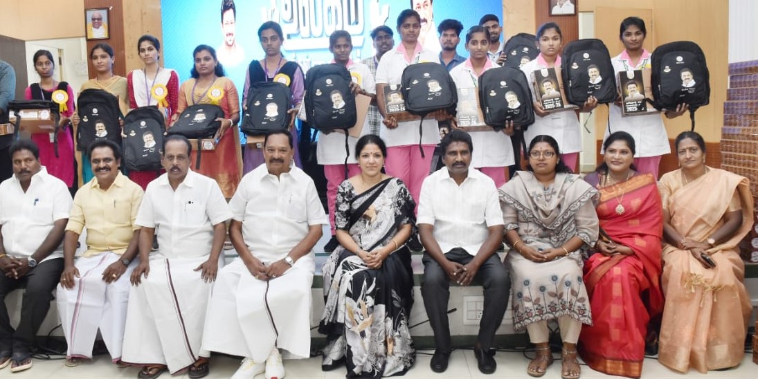 காஞ்சிபுரத்தில் கல்லூரி மாணவ, மாணவிகளுக்கு மடிக்கணினி