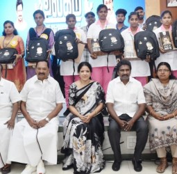 காஞ்சிபுரத்தில் கல்லூரி மாணவ, மாணவிகளுக்கு மடிக்கணினி