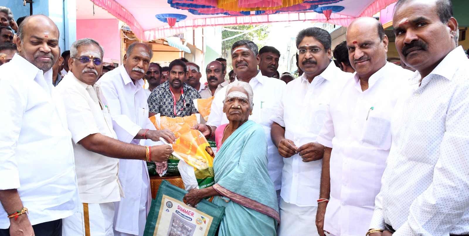 புதுவையில் அனைத்து ரேஷன் கார்டுகளுக்கும் பொங்கல் தொகுப்பு வழங்கும் பணி