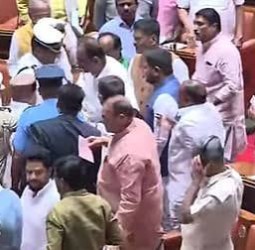 கர்நாடக பேரவையிலும் ஆளுநர் வெளிநடப்பு! எம்எல்ஏக்கள் முற்றுகையிட்டதால் பரபரப்பு!