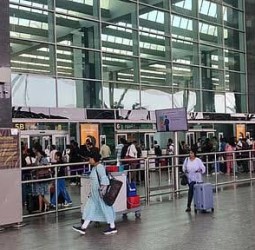 பையில் 2 வெடிகுண்டுகள்... விமான நிலையத்தில் விளையாட்டாக கூறிய தொழிலதிபர்; அடுத்து நடந்தது...