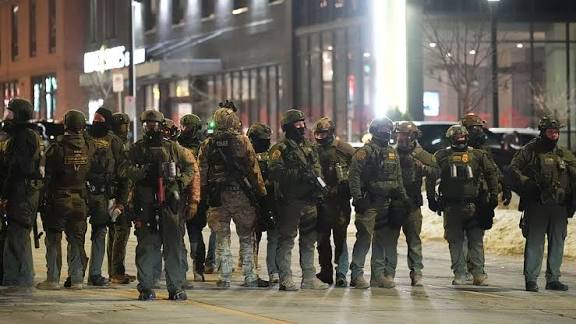 மினியாபொலிஸ் செவிலியா் கொலை: அமெரிக்காவில் வெடித்துள்ள அரசியல் மோதல்