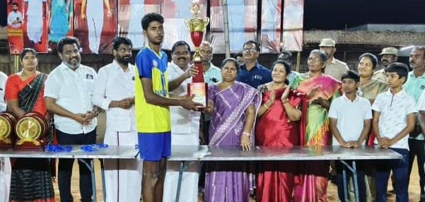 தாராபுரம் மேற்கு ஒன்றியம், அலங்கியத்தில் நடந்த மாநில அளவிலான கைப்பந்து போட்டி