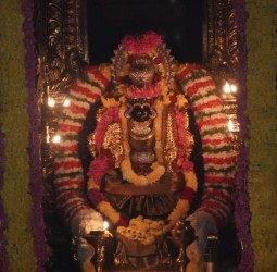 உக்கல் அருள்மிகு மடாவளம் ஸ்ரீ காமாட்சி அம்பாள் கோயிலில் ஆங்கில வருடப் பிறப்பை முன்னிட்டு மகா ஆரத்தி தரிசனம்: