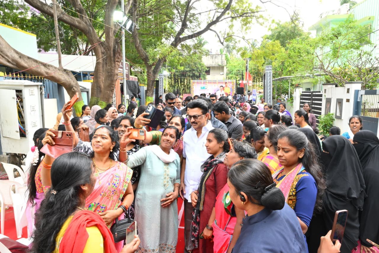 ஸ்டாலினுடன் ஆர்வமாக ஷெல்பி எடுத்த மாணவிகள்