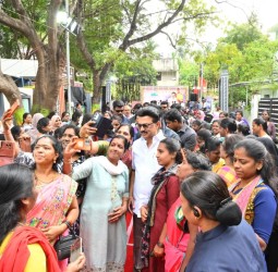 ஸ்டாலினுடன் ஆர்வமாக ஷெல்பி எடுத்த மாணவிகள்