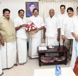 எடப்பாடி பழனிச்சாமியை பாஜக மாநிலத் தலைவர் நயினார்நாகேந்திரன் நேற்று சந்தித்துப் பேசினார்