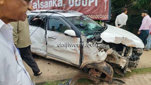 கார் மின்கம்பத்தில் மோதி 2 பெண்கள் உட்பட 4 பேர் காயம்