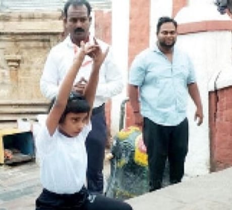 1300 படிக்கட்டுகளில் நேற்று சேலம் முஸ்லிம் சிறுமி ஹனா(7) யோகாசனம் செய்தவாறு ஏறி சாதனை