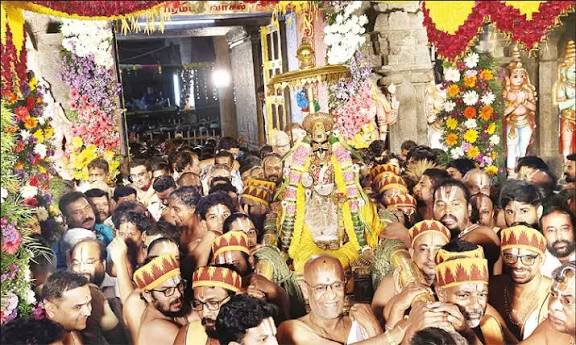 ஆங்கிலப் புத்தாண்டு; திருச்செந்தூர் முருகன் கோவிலில் குவிந்த பக்தர்கள்