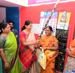 நியாய விலைக்கடையில் பொதுமக்களுக்கு பொங்கல் பரிசுத் தொகுப்பு