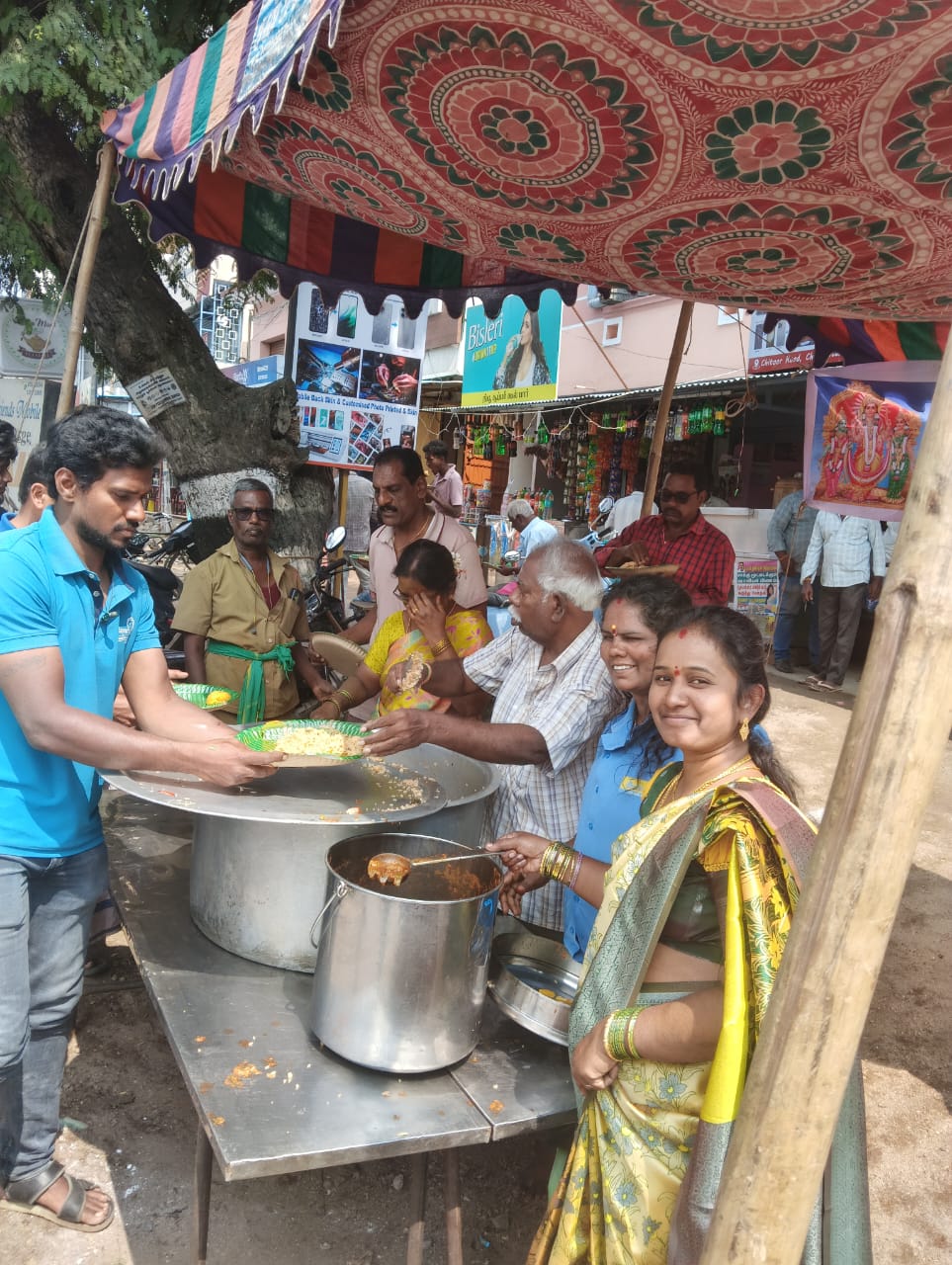 28-ம் நாளான செய்யாறு கலைஞர் சிலை அருகே அன்னதானம் வழங்கும் நிகழ்ச்சி: எம்.பி., - எம்.எல்.ஏ., பங்கேற்பு !