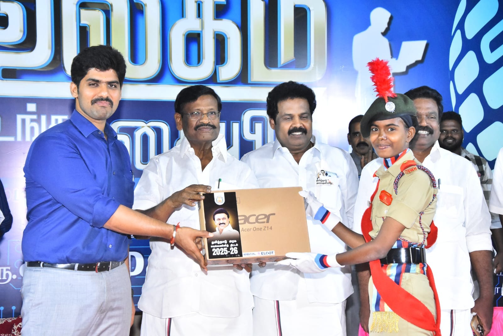 திருத்தணி, அருள்மிகு சுப்ரமணிய சுவாமி அரசு கலைக் கல்லூரியில் மாணவர்களுக்கு மடிக்கணினி