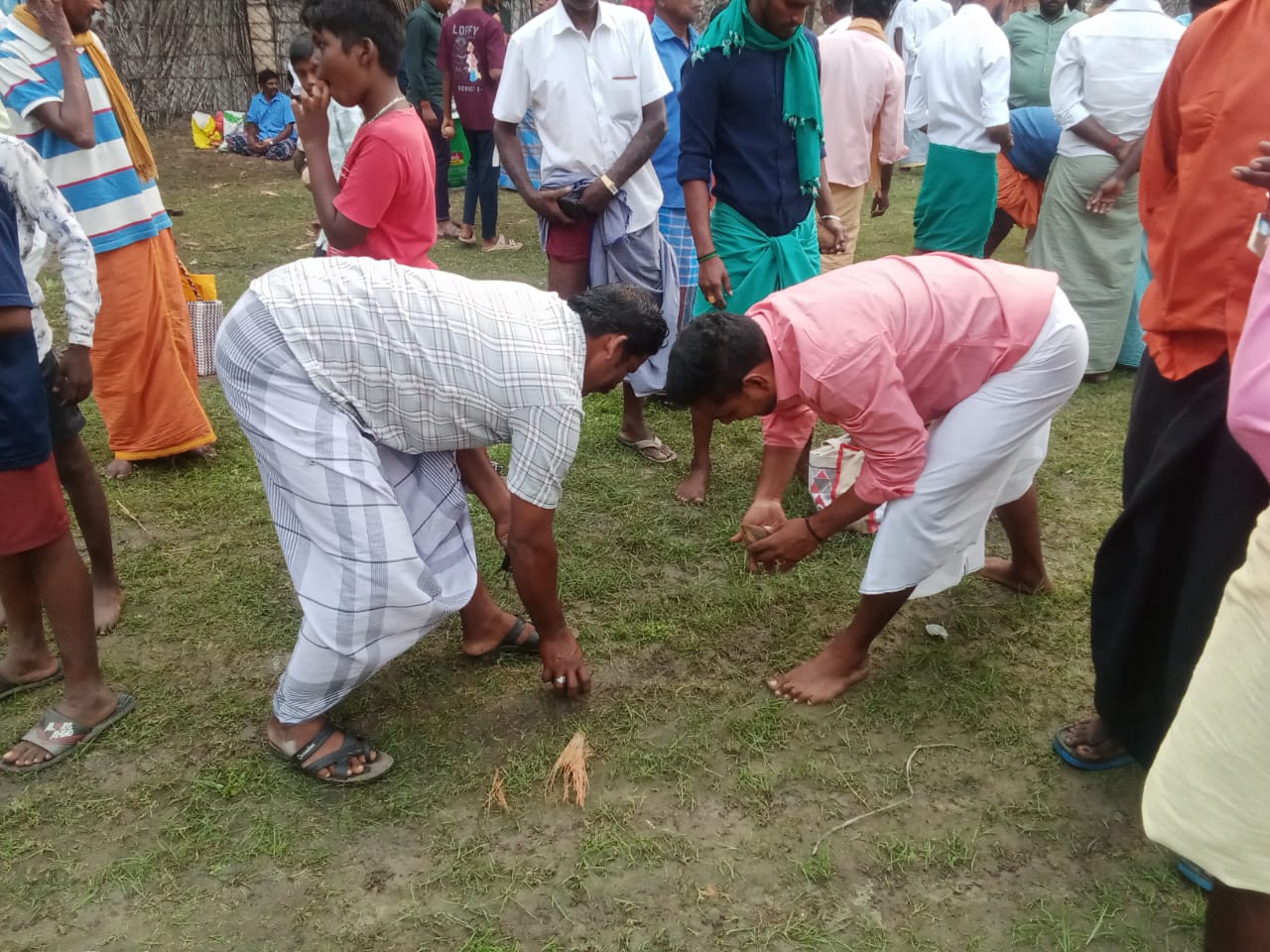 போர்த் தேங்காய்  உடைக்கும் நிகழ்ச்சி.