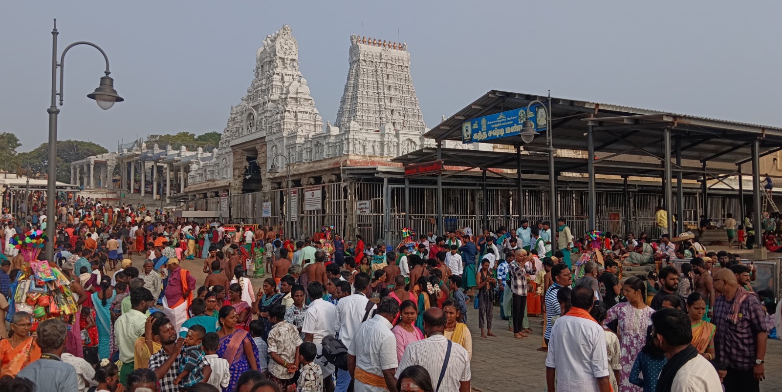 திருச்செந்தூர் சுப்பிரமணிய சுவாமி கோயிலில் அரையாண்டு விடுமுறையின் கடைசி நாளான நேற்று பக்தர்கள் கூட்டம்