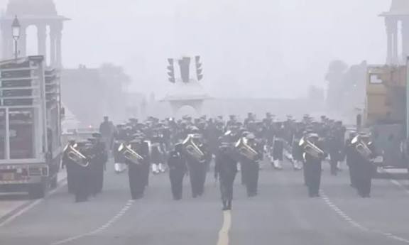 டெல்லி: கடும் குளிருக்கு மத்தியில் குடியரசு தின அணிவகுப்பு ஒத்திகையில் வீரர்கள்