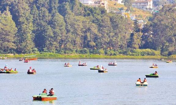 தொடர் விடுமுறை: ஊட்டியில் குவிந்த சுற்றுலா பயணிகள்