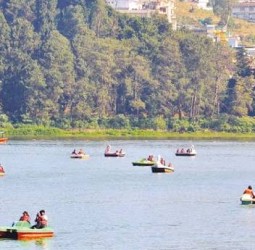 தொடர் விடுமுறை: ஊட்டியில் குவிந்த சுற்றுலா பயணிகள்