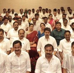 மாற்று கட்சியினருடன் கட்சியின் தலைவர்