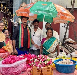 நடைபாதை வியாபாரிகளுக்கு நிழற்குடை