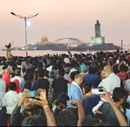 பொங்கல் விடுமுறை கொண்டாட்டங்களில் திளைத்த சுற்றுலாப் பயணகிள் நேற்று கன்னியாகுமரியில்