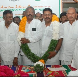 திருநெல்வேலி மாநகர் மாவட்ட காங்கிரஸ் தலைவராக ராமேஸ்வரனும், கிழக்கு மாவட்ட காங்கிரஸ் தலைவராக வி.பி. துரை