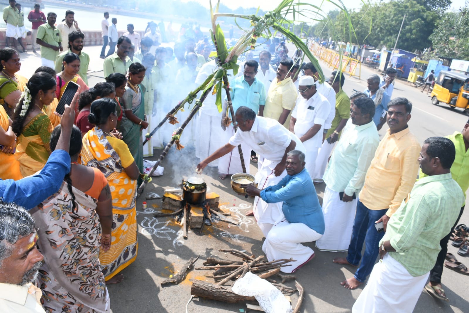 கலெக்டர் அழகுமீனா தலைமையில் ஊழியர்கள் மற்றும் அதிகாரிகள் மண்பானையில் பொங்கல் வைத்து கரும்பு இஞ்சிகளோடு பொங்கல் விழா