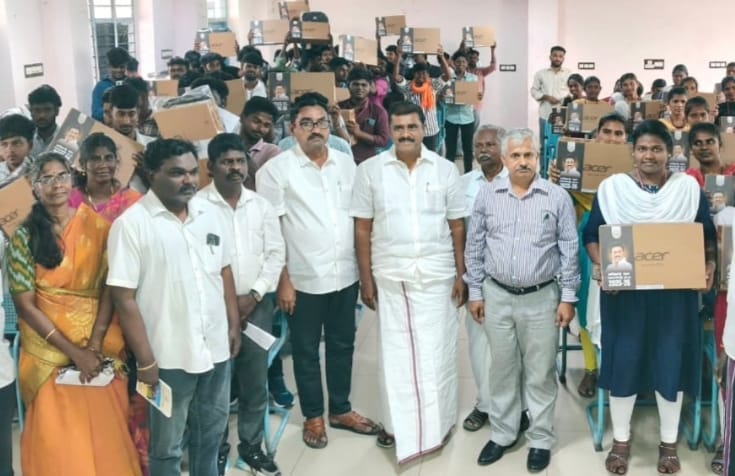 மாணவ, மாணவிகளுக்கு மார்கண்டேயன் எம்எல்ஏ மடிக்கணினி