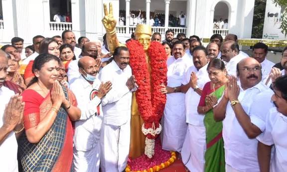 எம்.ஜி.ஆர். சிலைக்கு 17–ந்தேதி எடப்பாடி மாலை அணிவித்து, கொடி ஏற்றி இனிப்பு வழங்குகிறார்