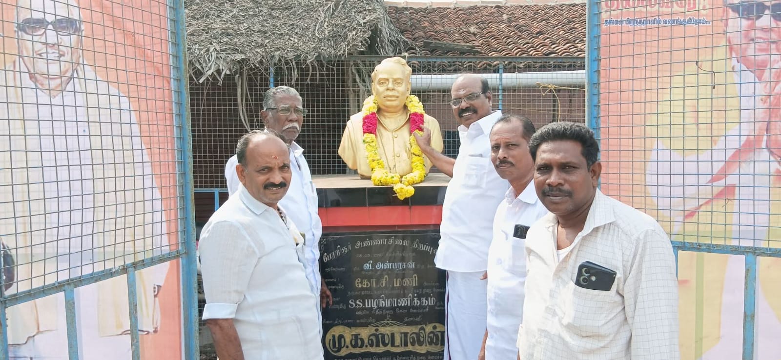 வலங்கைமானில் தைப்பொங்கல் திருநாளை முன்னிட்டு பேரூர் திமுக சார்பில் பேரறிஞர் அண்ணாவின் திருவுருவ சிலைக்கு மாலை அணிவித்து மரியாதை