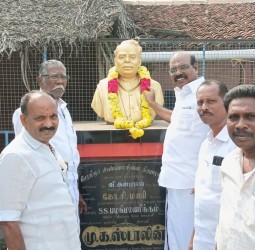 வலங்கைமானில் தைப்பொங்கல் திருநாளை முன்னிட்டு பேரூர் திமுக சார்பில் பேரறிஞர் அண்ணாவின் திருவுருவ சிலைக்கு மாலை அணிவித்து மரியாதை