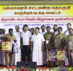 1000 ஆட்டோ ஓட்டுநர்களுக்கு பொங்கல் சிறப்பு நலத்திட்ட உதவி