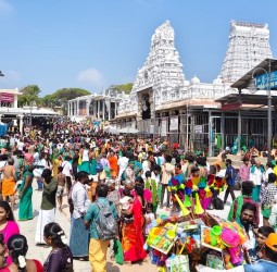 சுப்பிரமணிய சுவாமி கோயிலில் சுவாமி தரிசனம் செய்ய நேற்று குவிந்த பக்தர்கள்